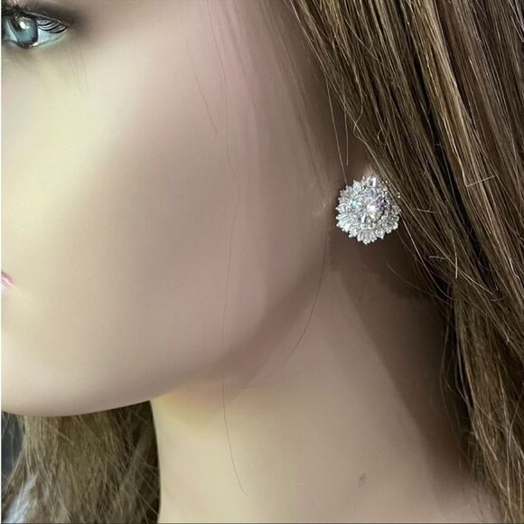 #23 Re-Stocked‼️Large Silver Crystal Stud Earrings - Picture 8 of 10